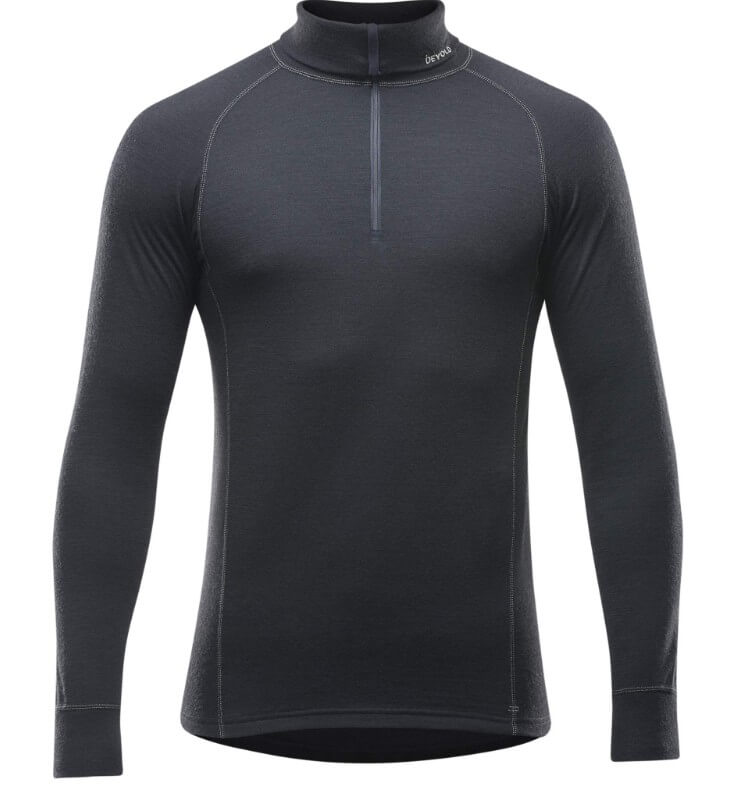 Devold Duo Active Merino 205 Zip Neck -miesten kerrastopaita tummanharmaana.